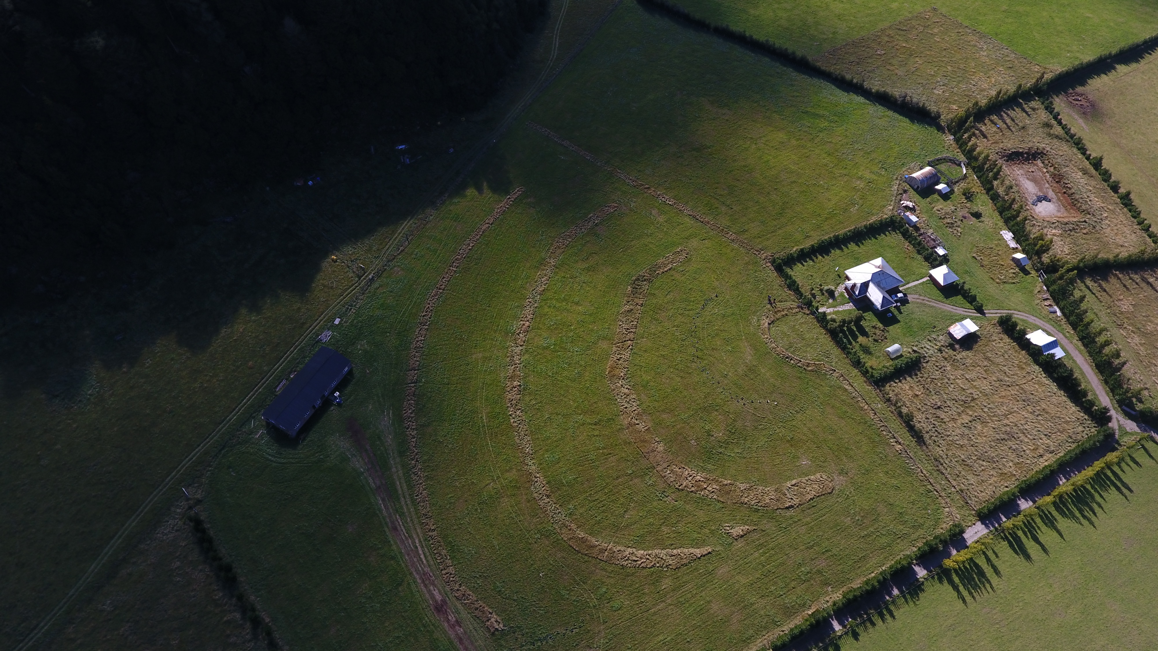 Vista de dron sobre la casa, invernadero y corral del Fundo La Pampita